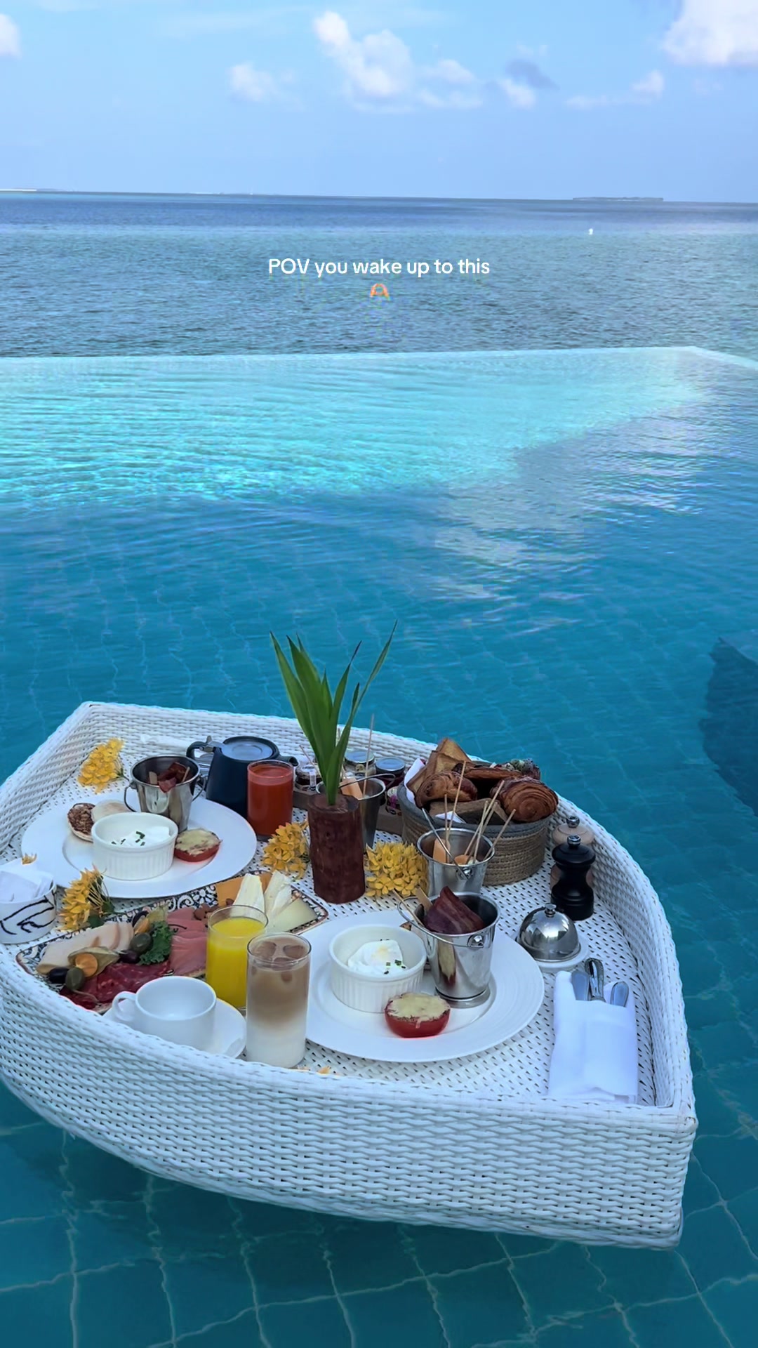 The best breakfast ever 🥹🌺🩷👌🏽 #maldives #traveltiktok #foryou #summer #beautifuldestinations #fyp #clearwater #ocean  #maldivesvacation #luxurytravel #beachlife #exploretheworld #travelbucketlist #floatingbreakfast