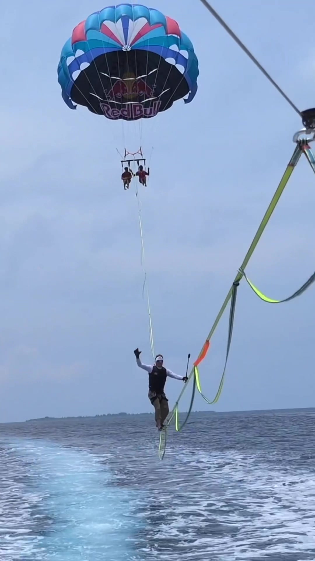 Parasail Slackline in Maldives. Surfing through the waves! 💦@Siyam World Maldives @Visit Maldives