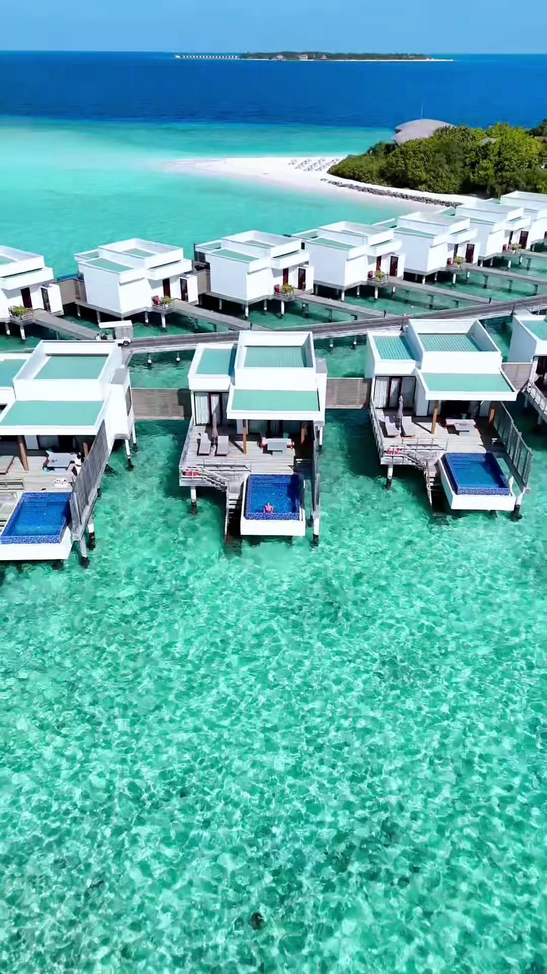 In this moment, the world feels beautifully infinite. Do you agree? 🩵 #NivaDhigali #OverwaterVilla #MaldivesResort #VisitMaldives #Maldives