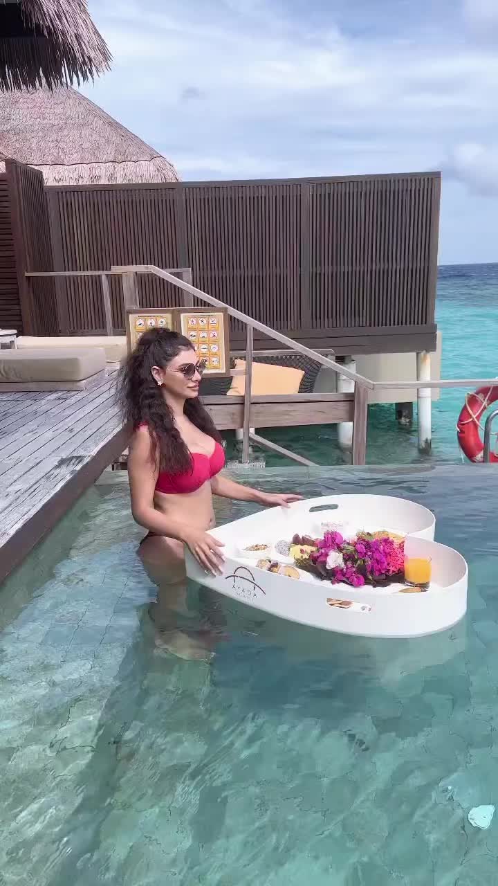 Floating breakfast in Maldives 🇲🇷 #travel #uK 🇬🇧#plesesupport #videoviral #100millionviews